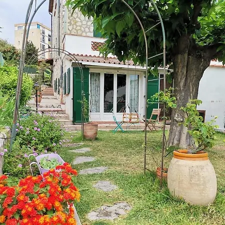Relaxing 2p In Front Of A Lovely Garden Apartment
